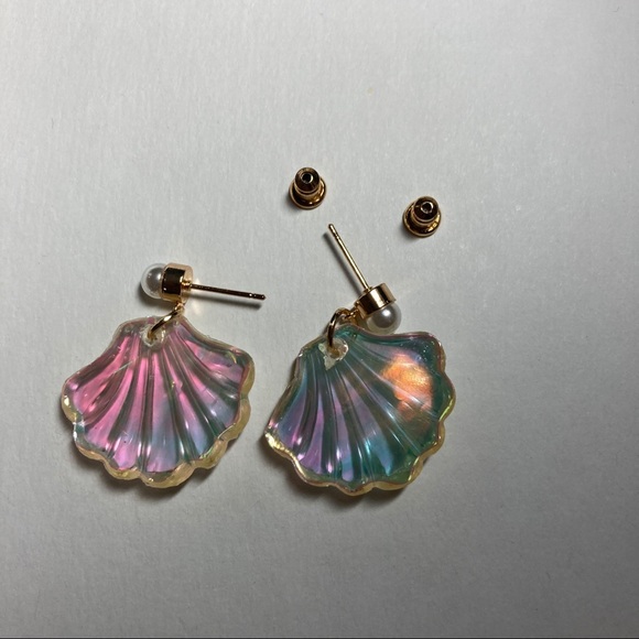 LAST PAIR!! Mermaid Resin Seashell Pearl Earrings - Picture 8 of 11